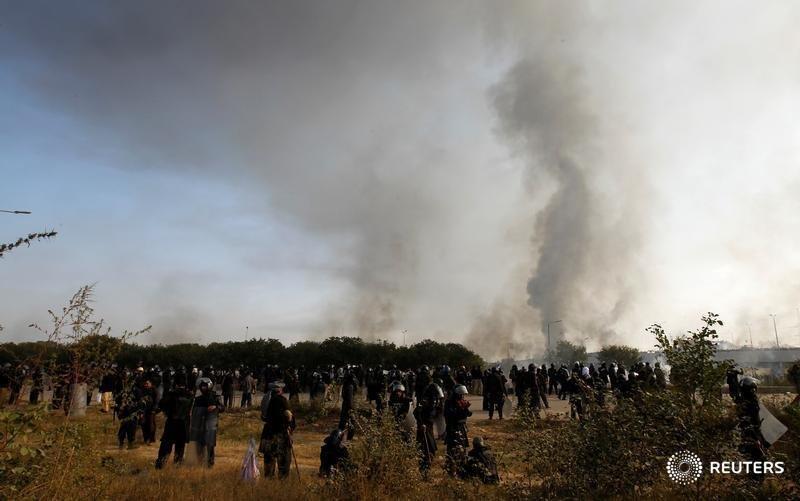 Pakistani Police Clashes With Islamist Protesters In Capital, Over 100 Injured