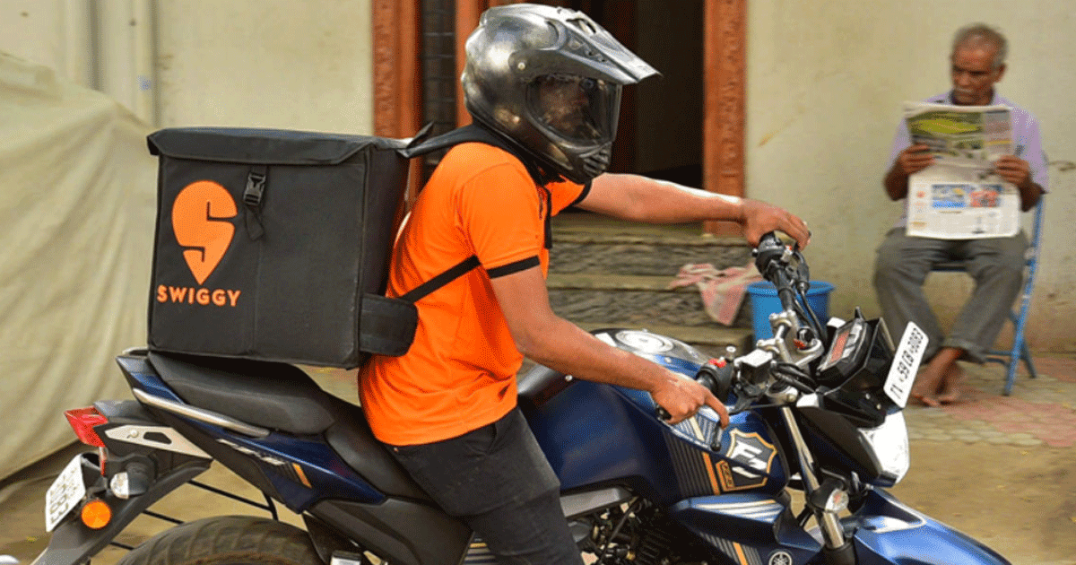 People Help Food Delivery Person Working Barefoot & While That’s Good, Such Cases Demand A Lot More